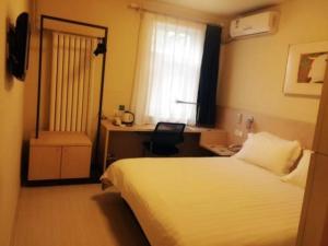 Ein Bett oder Betten in einem Zimmer der Unterkunft Jinjiang Inn Zhangjiakou North Station
