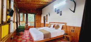 Postel nebo postele na pokoji v ubytování Himalayan hill heritage