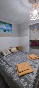 een slaapkamer met een groot bed met handdoeken erop bij Paz in Estación Delta +6 foto's