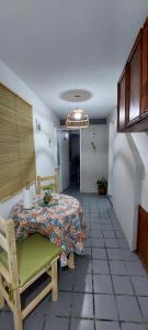 een kamer met een tafel en een stoel en een eetkamer bij Paz in Estación Delta