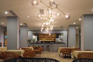 uma sala de jantar com mesas e um lustre em Yangshuo Courtyard Hotel - An all-English team by the Li River em Yangshuo