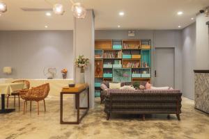 uma sala de estar com dois sofás e uma mesa em Yangshuo Courtyard Hotel - An all-English team by the Li River em Yangshuo mais 63 fotografias