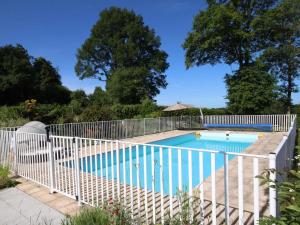 Bazén v ubytování Charmante longère avec piscine et jardin en Normandie - FR-1-497-4 nebo v jeho okolí + 5 fotografií