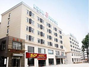 Zhangjiakou的住宿－錦江之星張家口宣化汽車站酒店，一座白色的大建筑,上面有标志