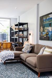 een woonkamer met een bank en een tafel bij TownHouse6 2BR MonkeyHill in Ban Sam Kong