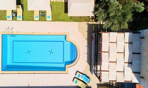 een uitzicht over het zwembad bij Ferienhaus Für 12 Personen In Chania, Kreta West Kreta in Georgioupolis