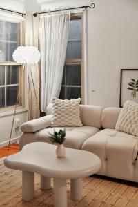 ein Wohnzimmer mit Sofa und Tisch in der Unterkunft Cozy Comfort Stylish 2BR 1BA near LAX, LMU, SoFi Stadium & Beaches in Los Angeles