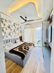 Ένα ή περισσότερα κρεβάτια σε δωμάτιο στο Love Nest & Stay