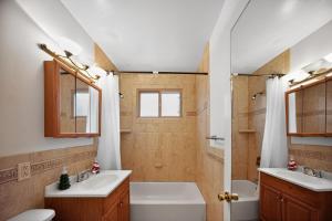 ein Badezimmer mit zwei Waschbecken, einer Toilette und einer Dusche in der Unterkunft Cozy Comfort Stylish 2BR 1BA near LAX, LMU, SoFi Stadium & Beaches in Los Angeles + 13 Fotos