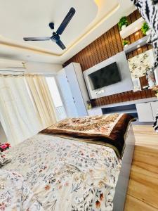 Μια τηλεόραση ή/και κέντρο ψυχαγωγίας στο Love Nest & Stay +5 φωτογραφίες