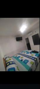 Ένα ή περισσότερα κρεβάτια σε δωμάτιο στο Hotel los almendros Malambo