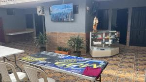 MalamboHotel los almendros Malambo的房间里有一张桌子，桌子上放着汽水招牌。