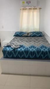 MalamboHotel los almendros Malambo的房间里有一张床和一条蓝色的被子 更多12张照片