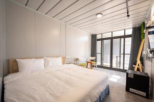 Ένα ή περισσότερα κρεβάτια σε δωμάτιο στο 小琉球好想賴床民宿