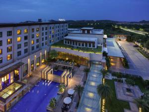 Bazén v ubytování Novotel Hyderabad Airport nebo v jeho okolí