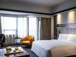 Ένα ή περισσότερα κρεβάτια σε δωμάτιο στο Grand Mercure Shanghai Hongqiao
