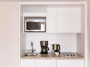 Kuchyň nebo kuchyňský kout v ubytování Aparthotel Adagio Paris Centre Tour Eiffel + 70 fotografií