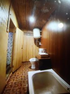 une salle de bain avec une baignoire, des toilettes et un lavabo dans l'établissement T luxury Heritage houseboat, à Srinagar