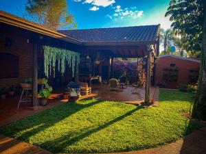 a backyard with a gazebo and a lawn at Quinta El Edén Studenko in Encarnación