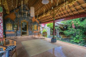 The lounge or bar area at Nuaja Balinese Guest House