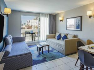 een woonkamer met een bank en een tafel bij Aparthotel Adagio Monaco Monte Cristo in Beausoleil +51 foto's