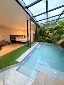 Bazén v ubytování Springhills Quito Airport nebo v jeho okolí