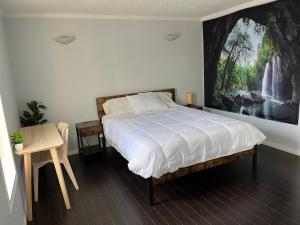 Ένα ή περισσότερα κρεβάτια σε δωμάτιο στο Character Home near Downtown and 17th Avenue