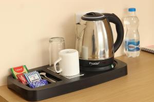 una macchina per il caffè appoggiata su un bancone di Axon Corporate Stays Newtown, Kolkata a kolkata