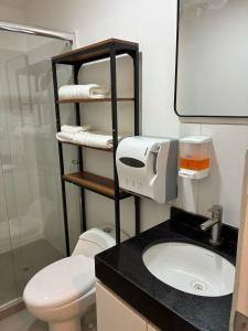 un bagno con un water, un lavandino e uno specchio di Large Apartment with a View of the Water Park a Lima Altre 47 foto