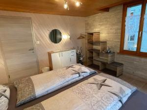 Postel nebo postele na pokoji v ubytování Ferienwohnung Hälmli