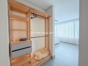 a room with a wooden shelf and a table at Apartamento de lujo a 3 minutos del Aeropuerto JMC 101 in Rionegro