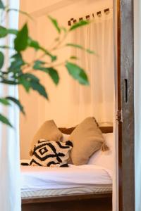 En eller flere senge i et værelse på Lusty Glaze Villa Siargao + 3 billeder