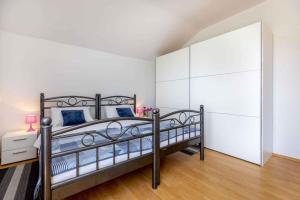 Ένα ή περισσότερα κρεβάτια σε δωμάτιο στο Apartment Rogoznica - Sibenik Riviera 36423