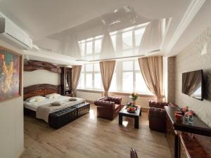 1 dormitorio con cama, sofá y mesa en Moya Hotel en Samara