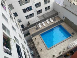 Bazén v ubytování Departamento moderno con buena ubicación nebo v jeho okolí