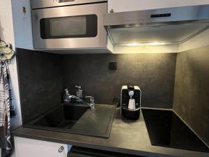 Køkken eller tekøkken på Studio cosy 4 pers, pied des pistes, parking - FR-1-515-238