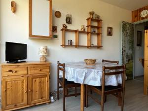 Et tv og/eller underholdning på Studio cosy 4 pers, pied des pistes, parking - FR-1-515-238 + 2 billeder