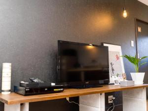 a flat screen tv sitting on top of a table at Rino-Haku 01 in Anan
