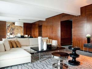 ラバトにあるソフィテル ラバト ジャルダン デ ローズの白いソファとテーブルのあるリビングルーム