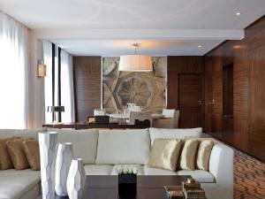 ラバトにあるソフィテル ラバト ジャルダン デ ローズの白いソファとテーブルのあるリビングルーム +164枚の写真