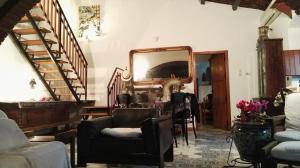 オンニーナにあるFerienhaus Für 12 Personen In Syrakusのソファと鏡のあるリビングルーム +31枚の写真