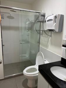 Ένα μπάνιο στο Spacious downtown apartment overlooking Parque de las Aguas