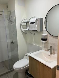 Ένα μπάνιο στο Spacious downtown apartment overlooking Parque de las Aguas