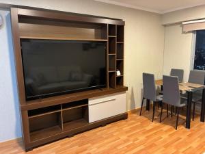 Μια τηλεόραση ή/και κέντρο ψυχαγωγίας στο Spacious downtown apartment overlooking Parque de las Aguas