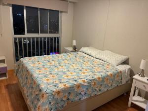 Ένα ή περισσότερα κρεβάτια σε δωμάτιο στο Spacious downtown apartment overlooking Parque de las Aguas