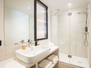 Koupelna v ubytování ibis Styles Pertuis Portes du Luberon + 109 fotografií