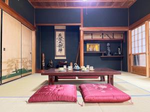 Gallery image of OldJapaneseHouseintheMountains山の中の築100年古民家赤目のやど in Nabari