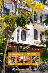 un edificio con un cartel delante en Hoianese Quiet Old Town Hotel - Cultural Experiential Hotel, en Hoi An
