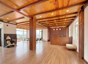 a large room with a wooden ceiling and a table at KIEN DALAT - Nguyễn Hữu Cảnh in Da Thien
