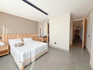 Кровать или кровати в номере Apartamento de lujo a 3 minutos del Aeropuerto JMC 102